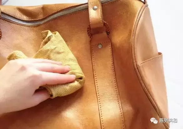 上万元的包包可别糟蹋了，这样保养，再背10年都不会烂！