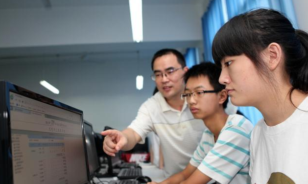 高考志愿成生意，规划师一年收入90万？花高价报志愿真有必要？