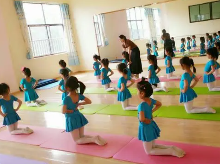 别和学游泳钢琴的做朋友，培训班异样的“鄙视链”，让人匪夷所思