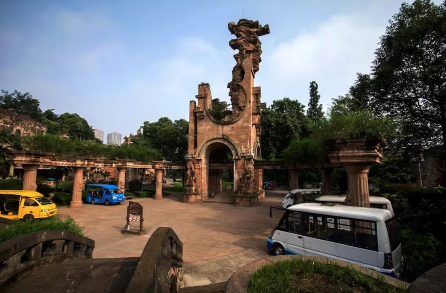 成都"小吴哥窟":石刻栩栩如生,40分钟公交车直达