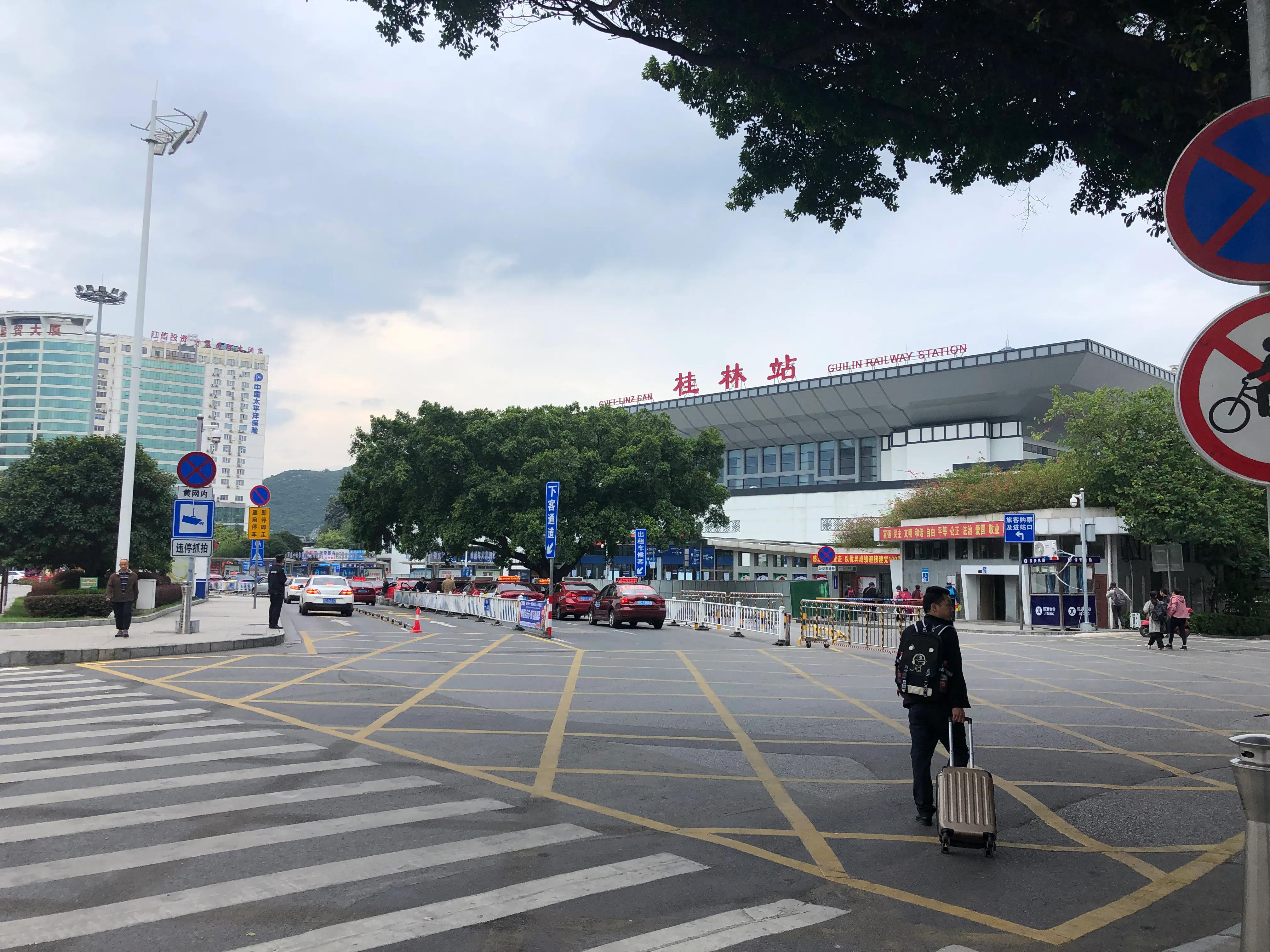 今天去南宁,坐高铁,有近两年没坐高铁了,桂林火车站新装修后还是第一