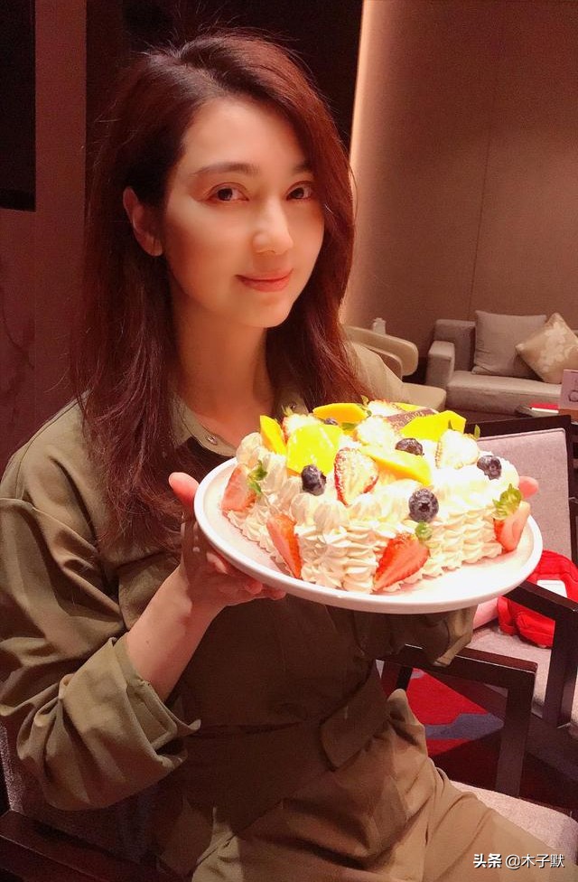 2022年洪欣深夜晒全家福，一家三口温馨同框笑容灿烂获赞幸福满满