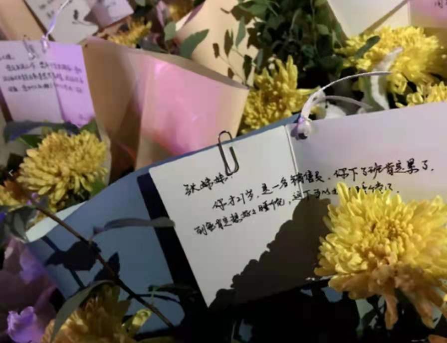 暴雨倾城后的孤单身影：伞下无依，泪湿衣襟
