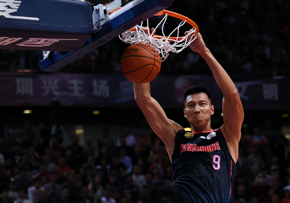 nba为什么喜欢单手扣篮(NBA都是单手扣篮，为何国内球员喜欢用双手？网友：因为做不到)