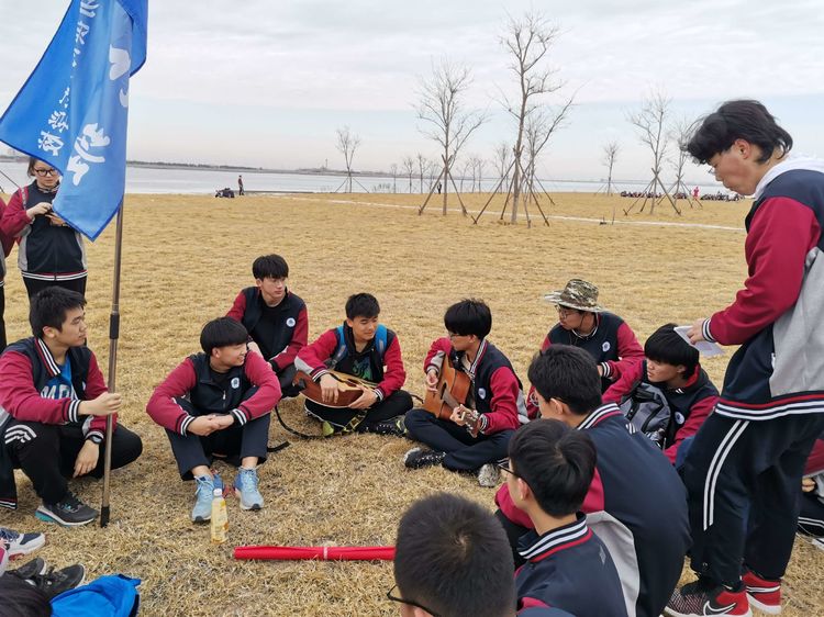 潍坊滨海国际学校组织徒步拉练活动