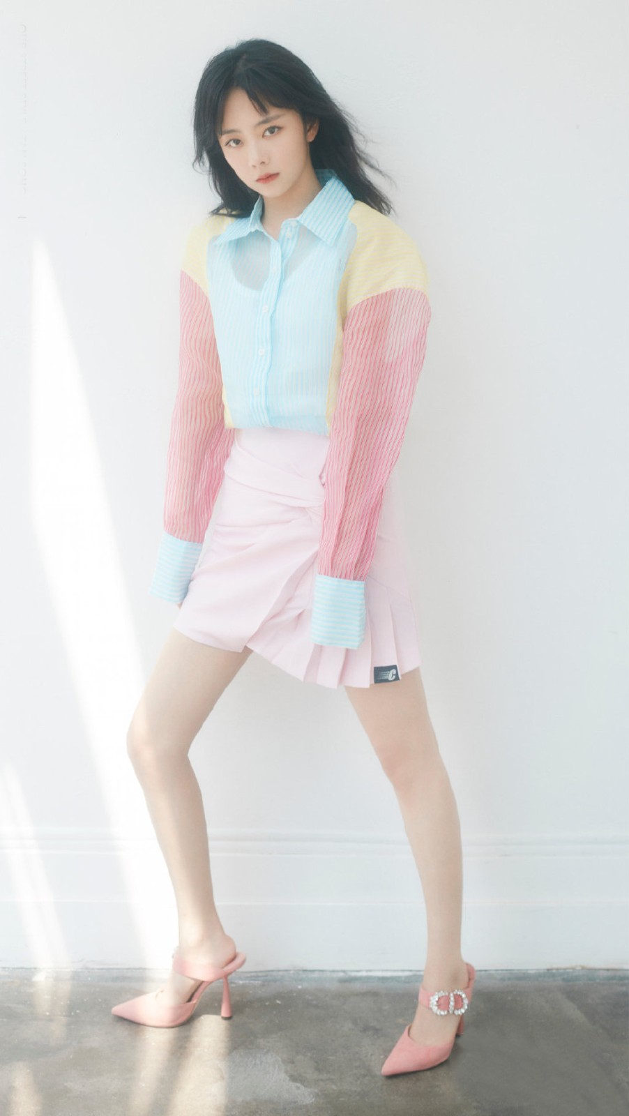 29岁谭松韵太嫩了,穿拼接透视衬衣配粉色短裙,对镜甜笑似少女