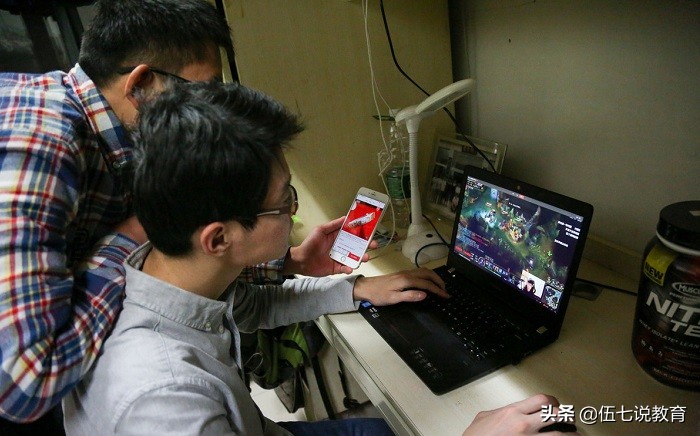 平时总逃课、不学习的大学生，为何期末也不会挂科？谜题终于解决