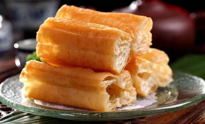 炸油条用放酵母吗？教你正确做法，出锅金黄酥脆，凉了也不硬