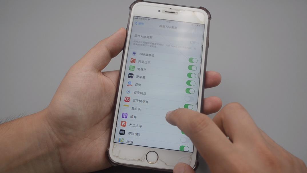 手机电量不耐用？是2个设置没关闭，学会了省电又省流量，涨知识