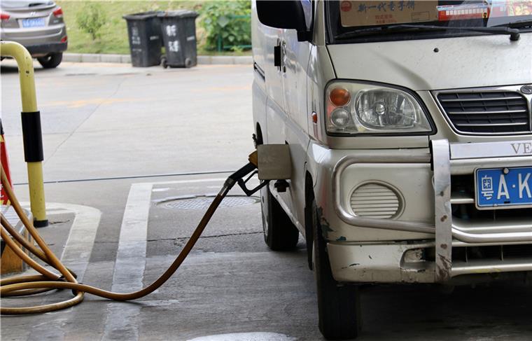 120升的油箱被加了161升油，加油站简直天秀