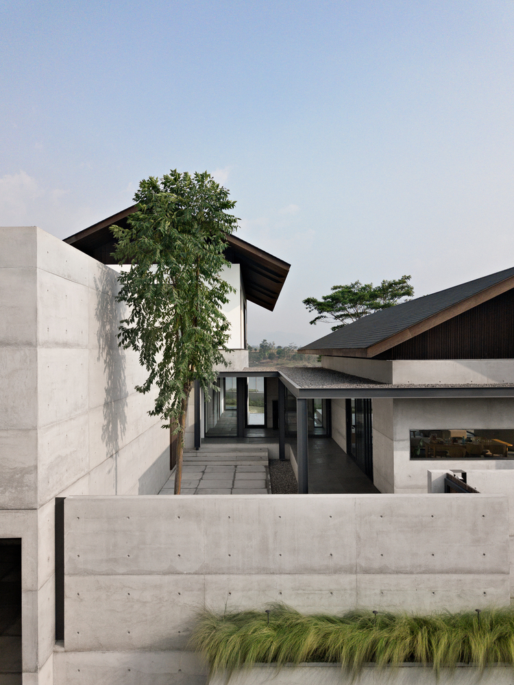 别墅设计：用钢结构支撑，用混凝土砖做填充的坡顶豪宅
