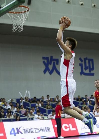 孙悦为什么被选入nba(当年湖人队为什么签孙悦？只为中国市场？别逗了，他天赋是真的强)