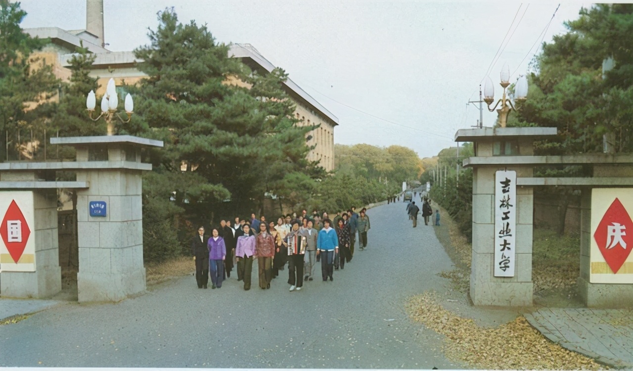 消失的13所全国重点大学，校友的伤感和快乐，化作尘土变成回忆