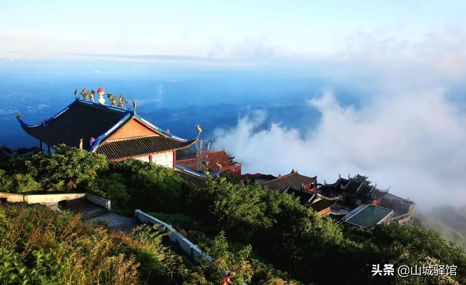 一山跨川渝，一脚踏四地，全国八大佛教圣地之一，露营看星空一绝