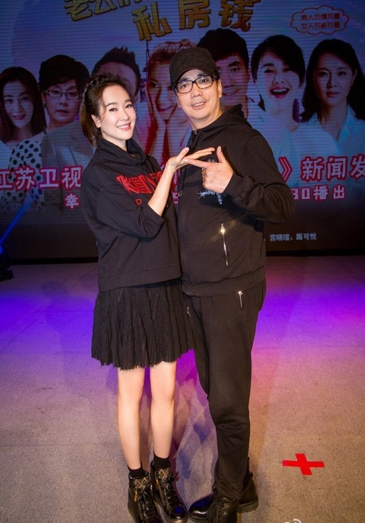 又被44岁左小青美到了，穿黑色卫衣配百褶裙亮相，少女感爆棚