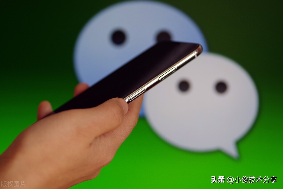 微信置顶好友设置方法：打开微信找到好友聊天界面，点击右上角三个点图标，选择置顶聊天即可将该好友聊天窗口固定在顶部。