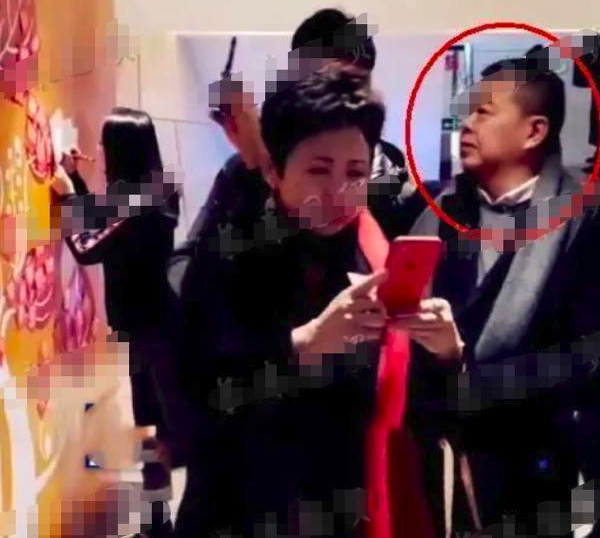 58歲董文華近照曝光，臉部浮腫略顯滄桑，曾為事業堅持不生孩子