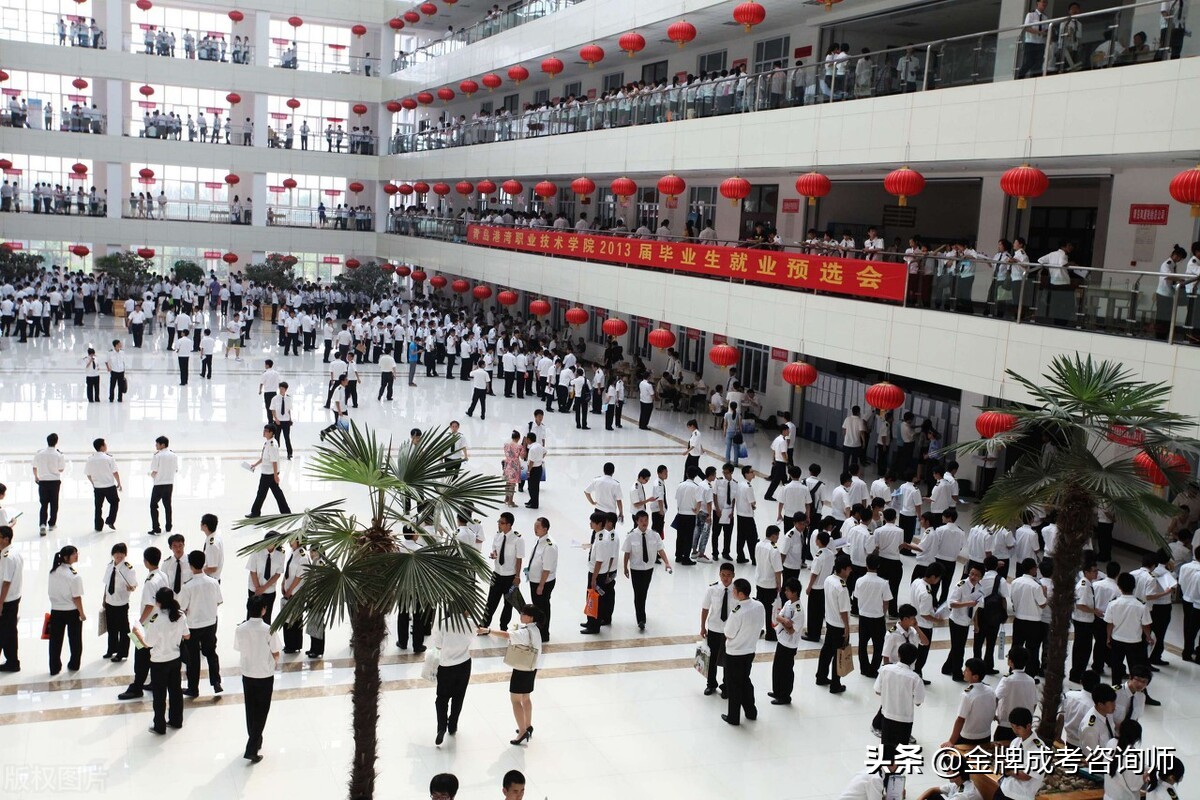 山东省排名前4的高职院校，整体录取分数不高，重点考虑特色专业