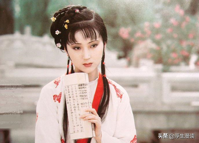 宝玉写应制诗时，黛玉和宝钗都帮了他，作者这么写有何深意？