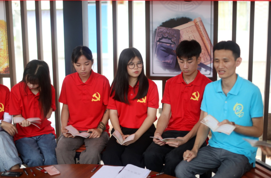 大学生入党有诸多优势，想要顺利入党，学生应该先了解决定权在谁