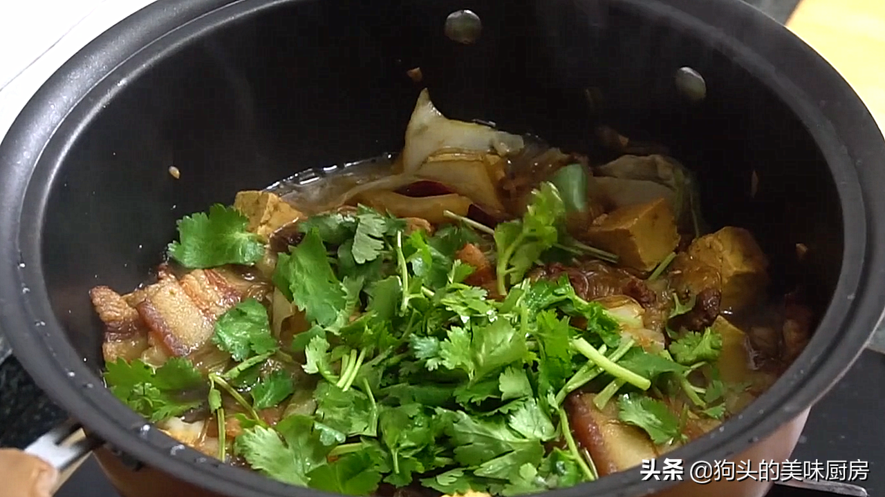 天凉了，用一块猪肉一把粉条炖着吃，暖身暖胃，上桌汤汁都不剩