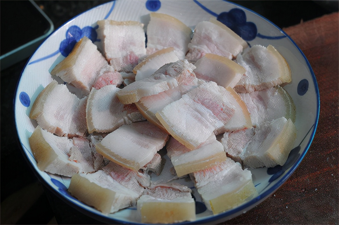 湖南妹子教你做回锅肉，不油不腻入口即化，冬天吃它最解馋