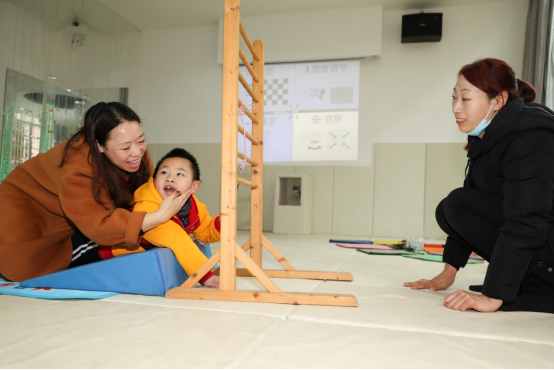 “残障儿童只是迟开的花朵！”她把一所特殊教育学校变成全国重点