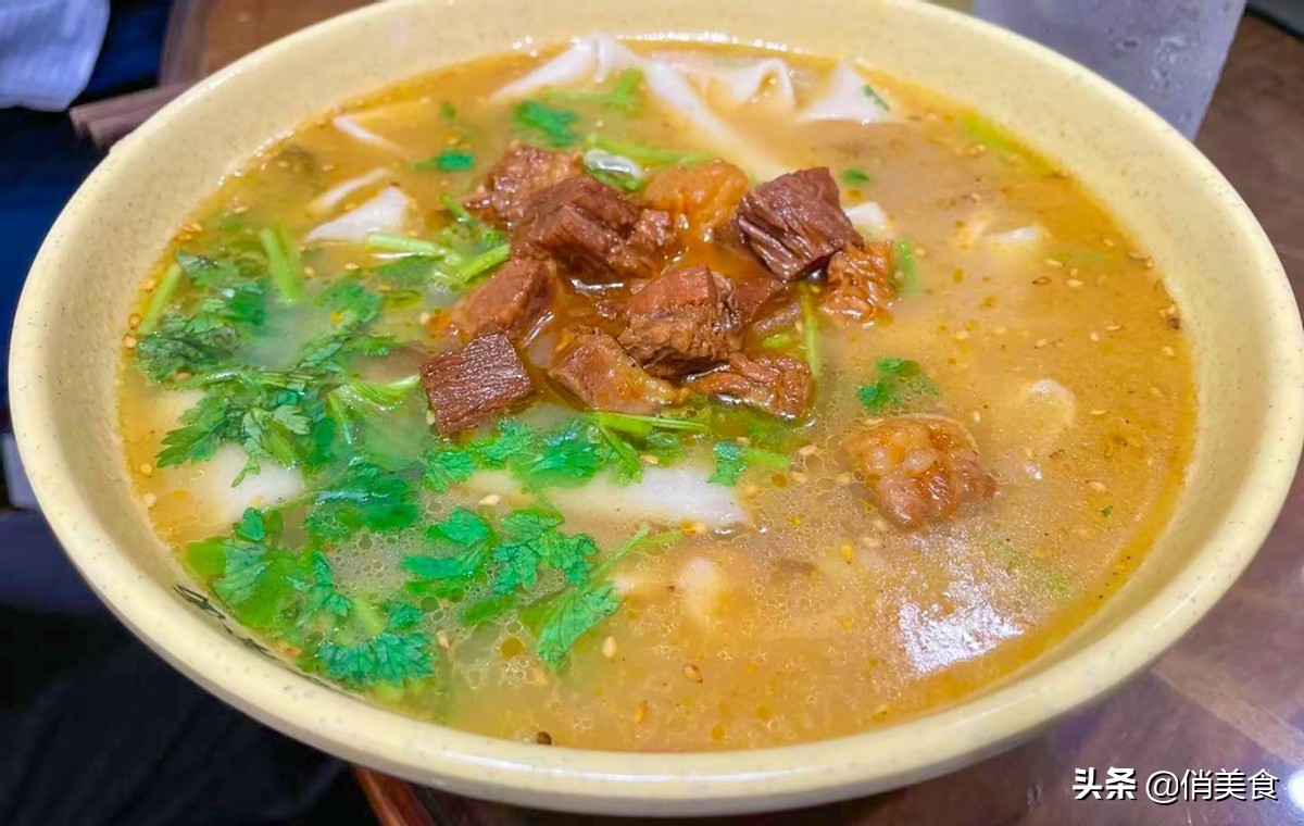 【汴京烤鸭】皮层酥脆，肉质鲜嫩，入口即化。（特色小吃店推荐）