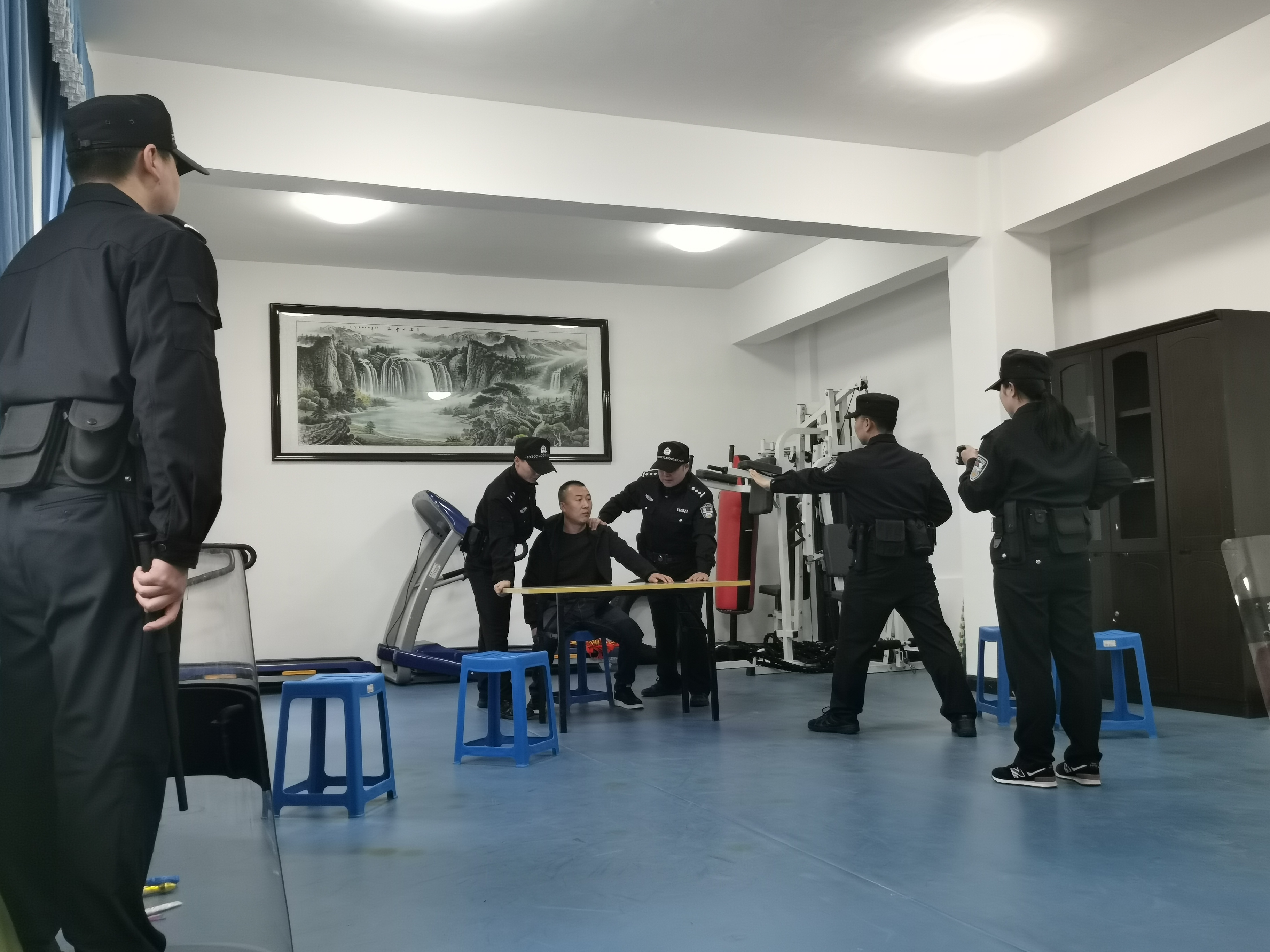 镇巴法院法警队圆满完成实战化训练考核