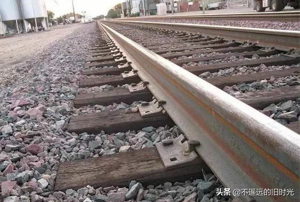 一直纳闷为什么火车铁道上要铺满碎石头？原来居然有这么大的用途
