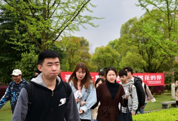 河南某高校试行“男女混住”，另类想法引热议，家长质疑安全性