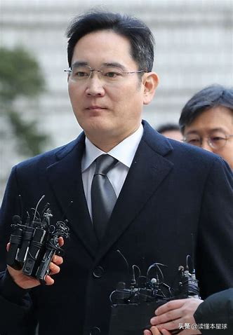 贿赂朴槿惠的三星掌门人风光出狱，韩国到底是谁当家作主？