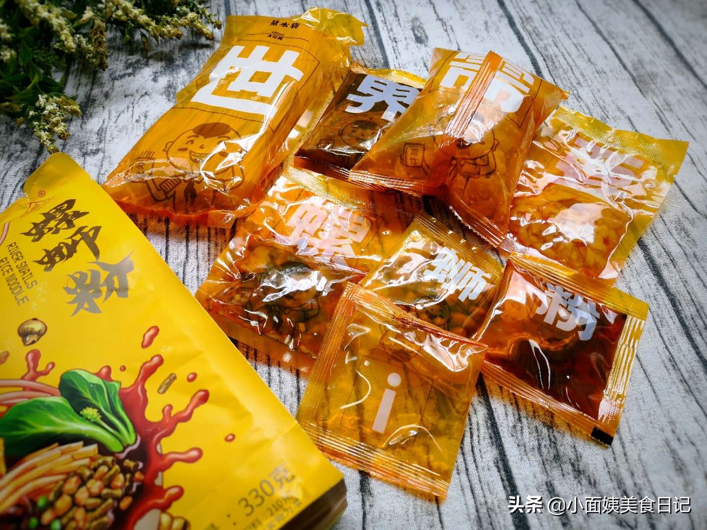 正宗柳州螺蛳粉，香辣酸爽又开胃，闻起来臭，吃起来可真香，过瘾