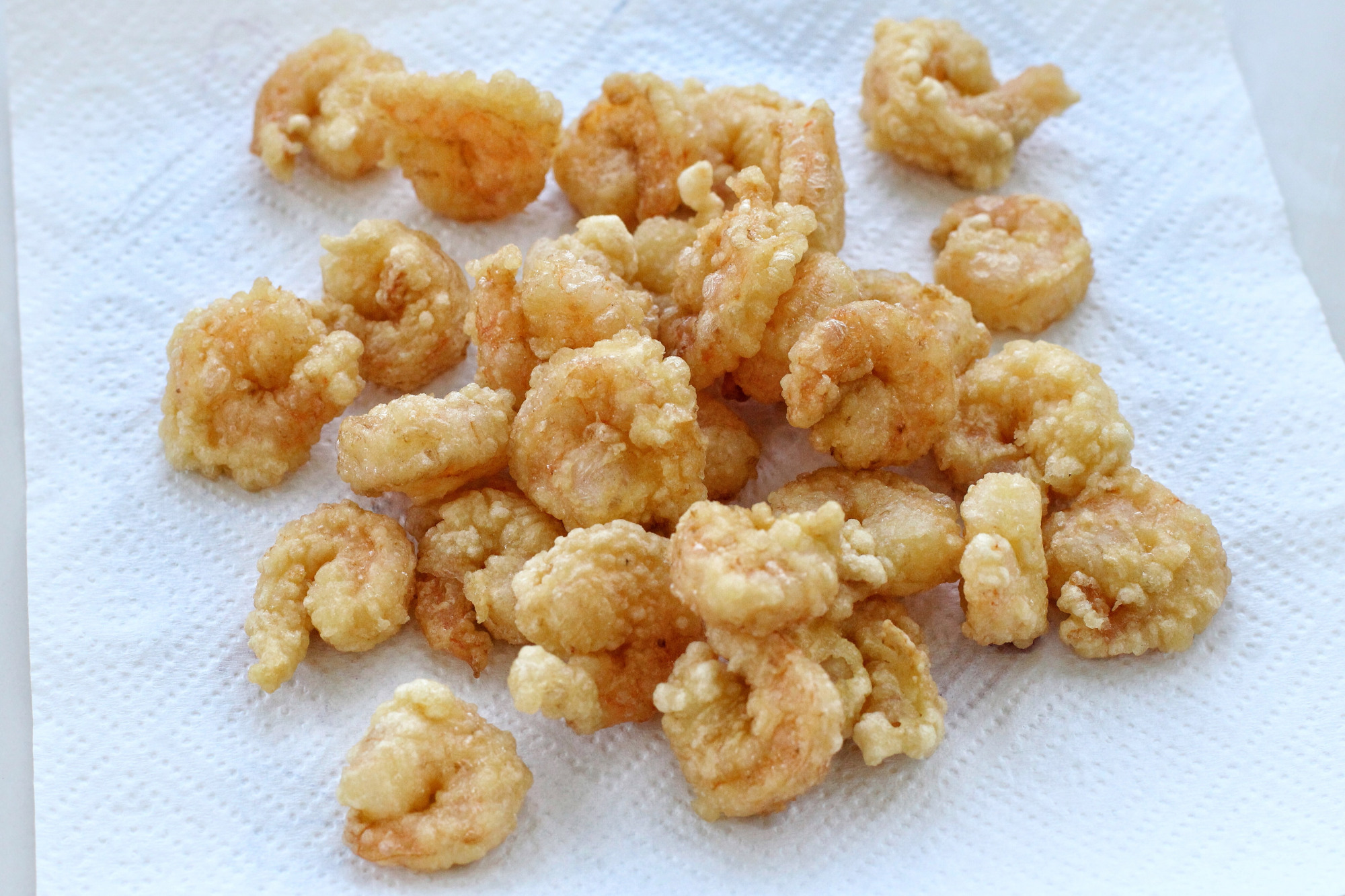 软炸虾仁这样做，个个金黄起大泡，脆嫩鲜美吃上不停嘴，太过瘾了