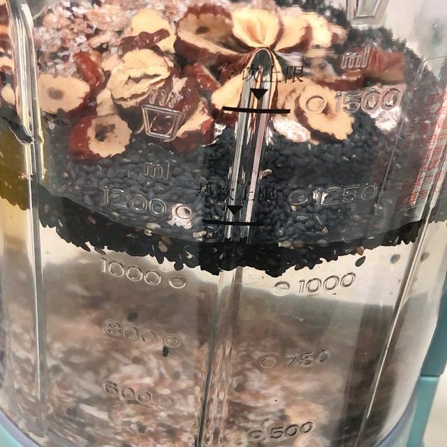 黑豆芝麻红枣豆浆，每天早餐来一杯，元气满满的！