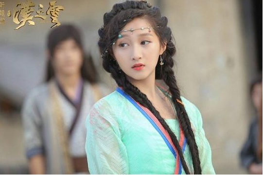 童星成长之痛：关晓彤与鹿晗谈恋爱遭质疑，王源抽烟写情歌惹争议