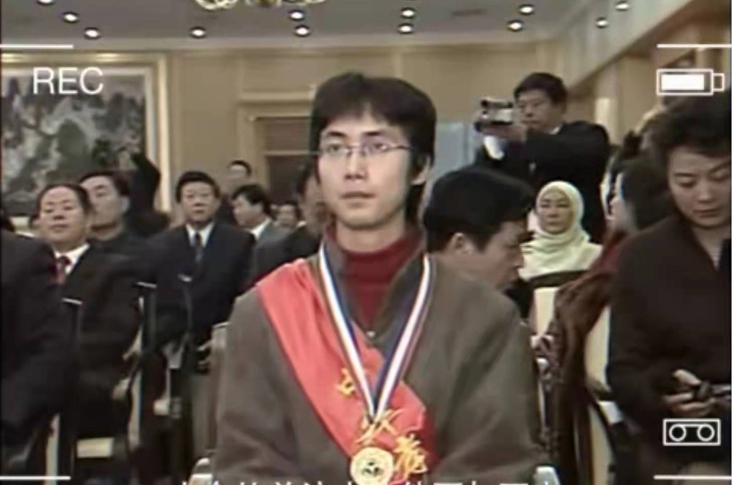 2005年，那个背母上学的男孩刘霆，10年后变性，还在选美比赛获奖