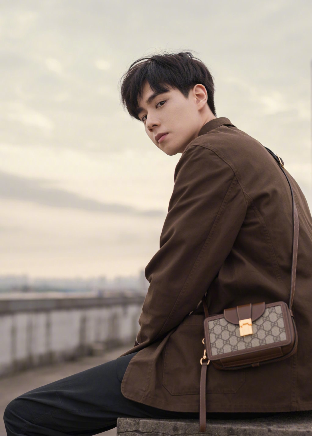 胡一天写真似"画报".白色衬衫休闲随性,阳光少年不惧岁月