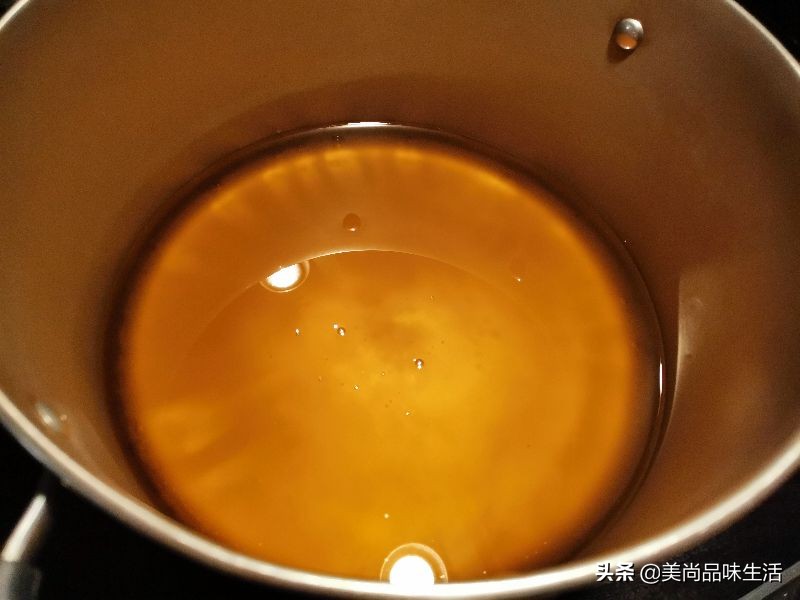 炸过食物的油变黑有异味怎么办？只需一物，就可以让油瞬间变清