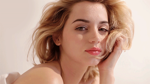 安娜·德·阿瑪斯：從花瓶美女到全球純欲風代言人的逆襲之路