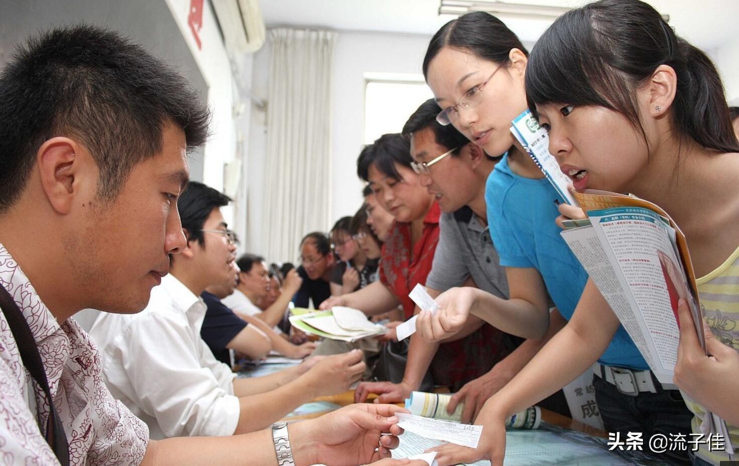 超一本线20分报考二本院校，真会亏吗？老师：热门专业都上不了