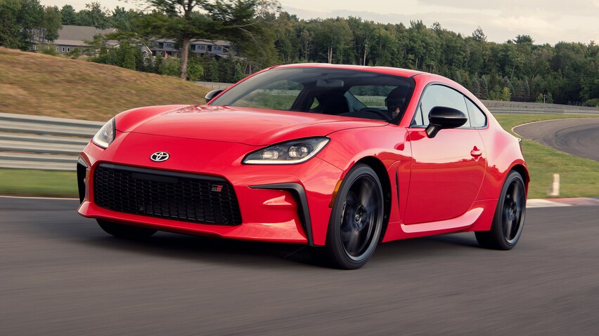 当坐进丰田gr 86车内之后,似乎并没有找到比稍早一些推出的斯巴鲁brz