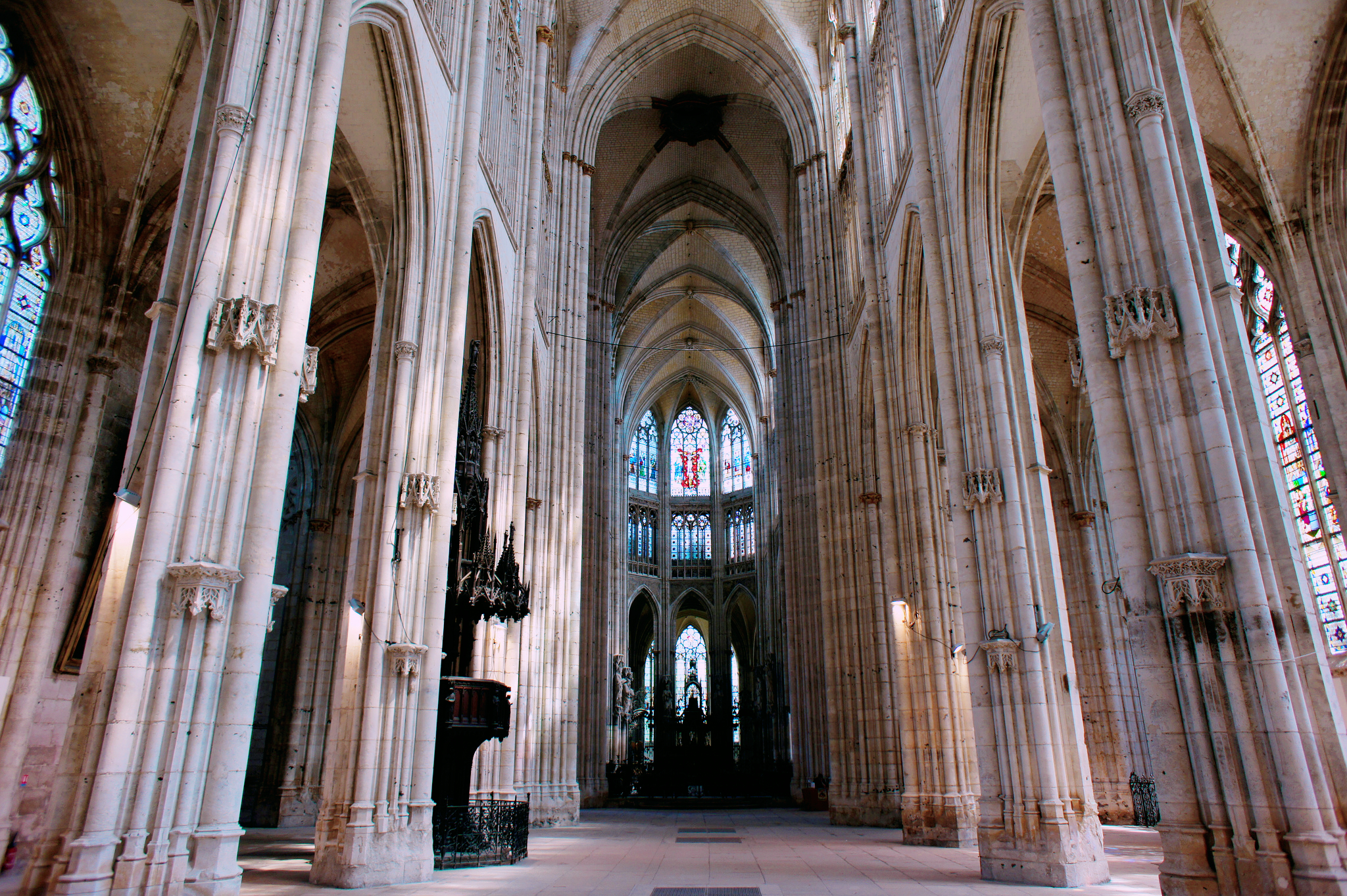 哥特式建筑的代表之一，鲁昂大教堂，是所有人安全的港湾