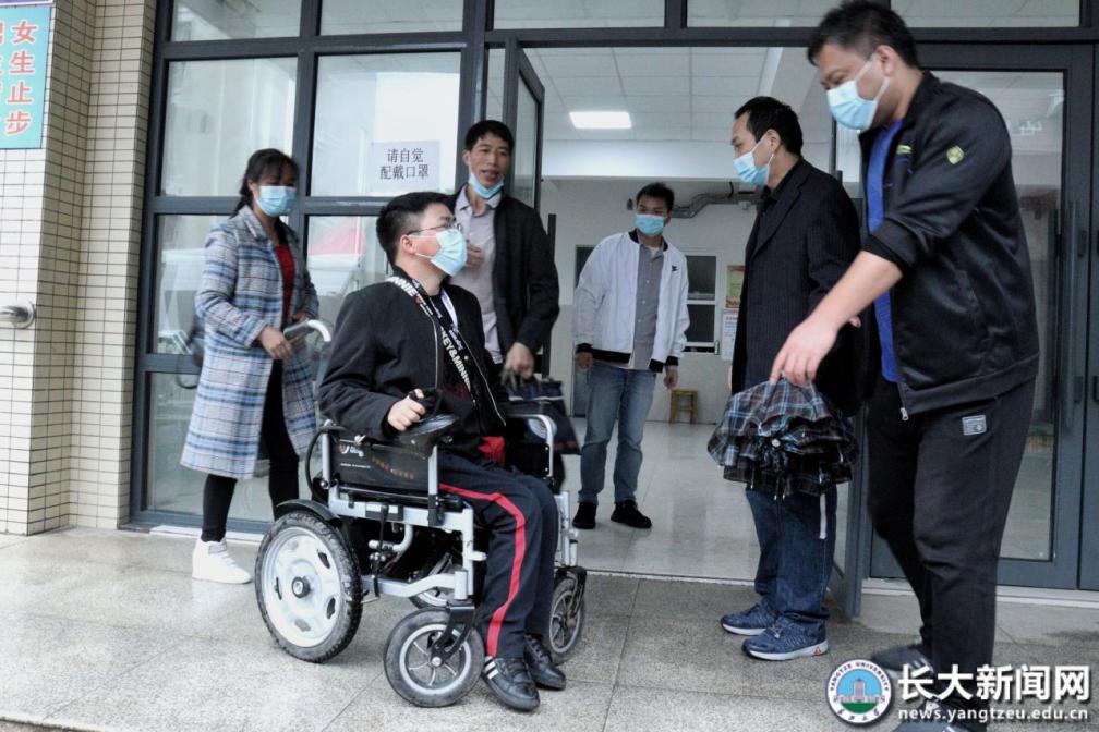 湖北19岁特殊新生：坐轮椅上学，学校贴心帮扶