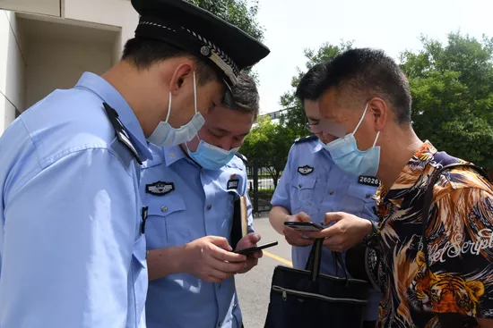 在监狱,她找到了失散28年的儿子……