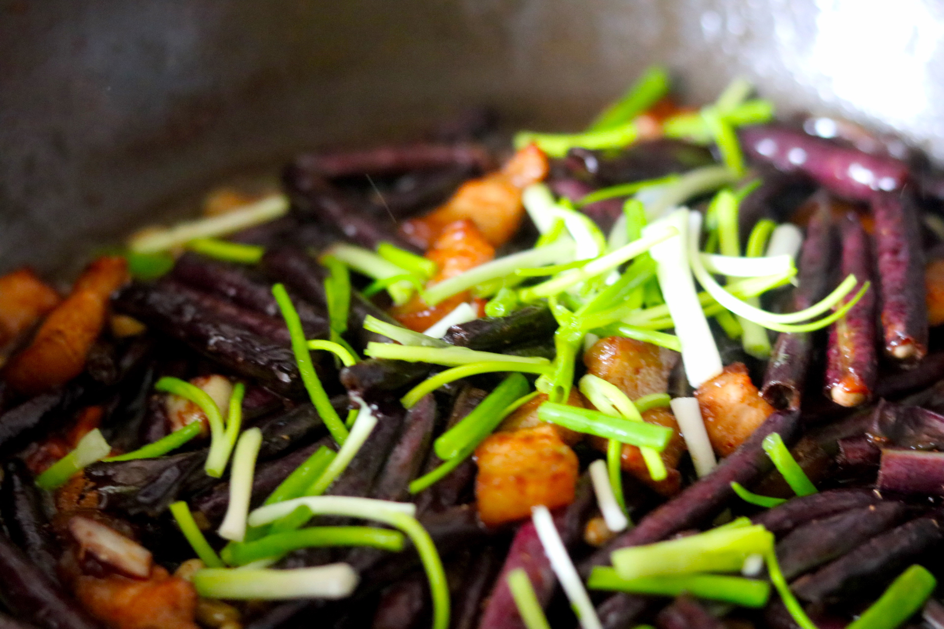 入秋后,红豆角2元1把,遇见抓紧吃,再不吃就下市了,焖肉特香