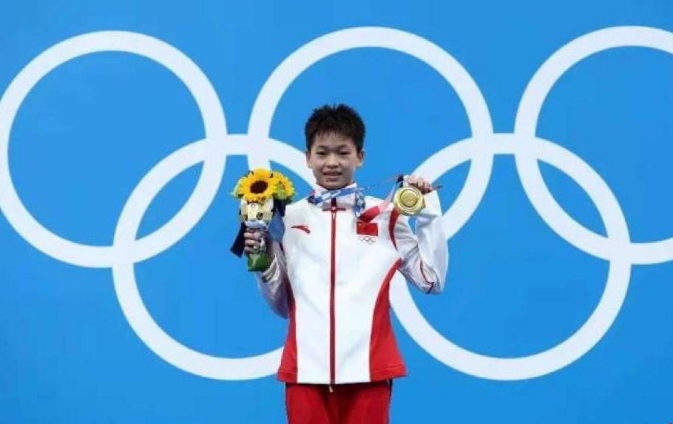 全红婵喜报还立在村口，快两个月都不撤！父亲寄语：要努力读书