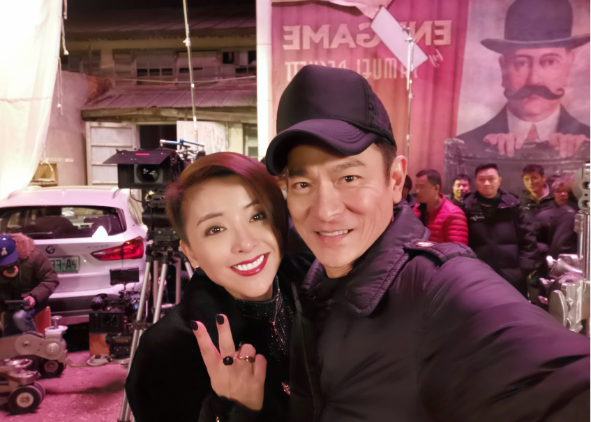 黄小蕾迪士尼被围殴，狗仔偷拍太猖狂！实属无奈反击！