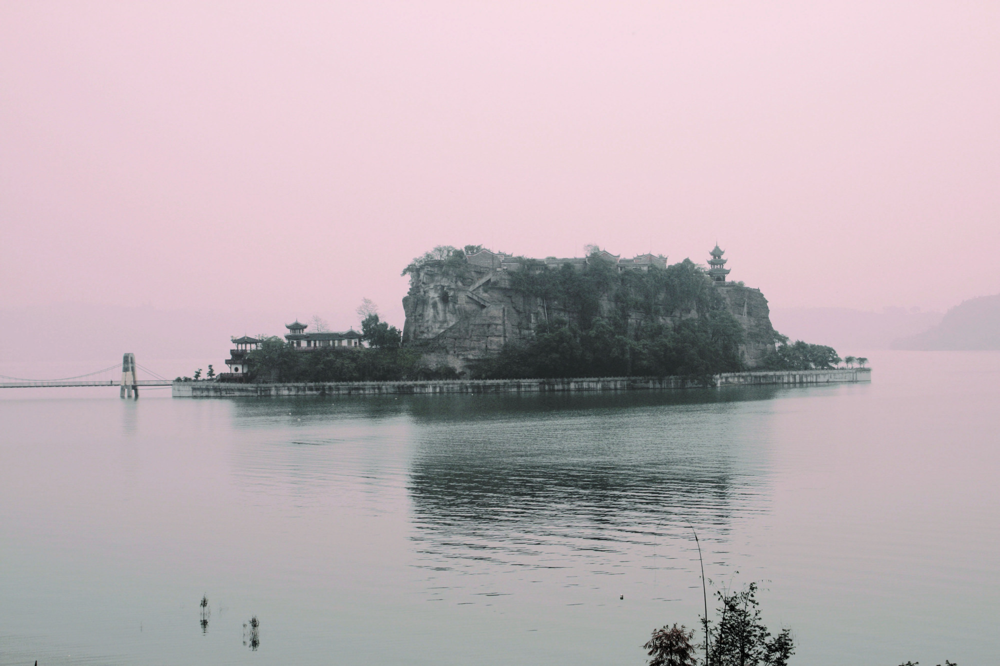 重庆石宝寨：是中国七大奇观之一，享有“川东小蓬莱”之美誉