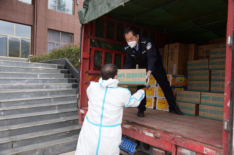 「战疫情」暖风吹到隔离点 爱心企业进警营